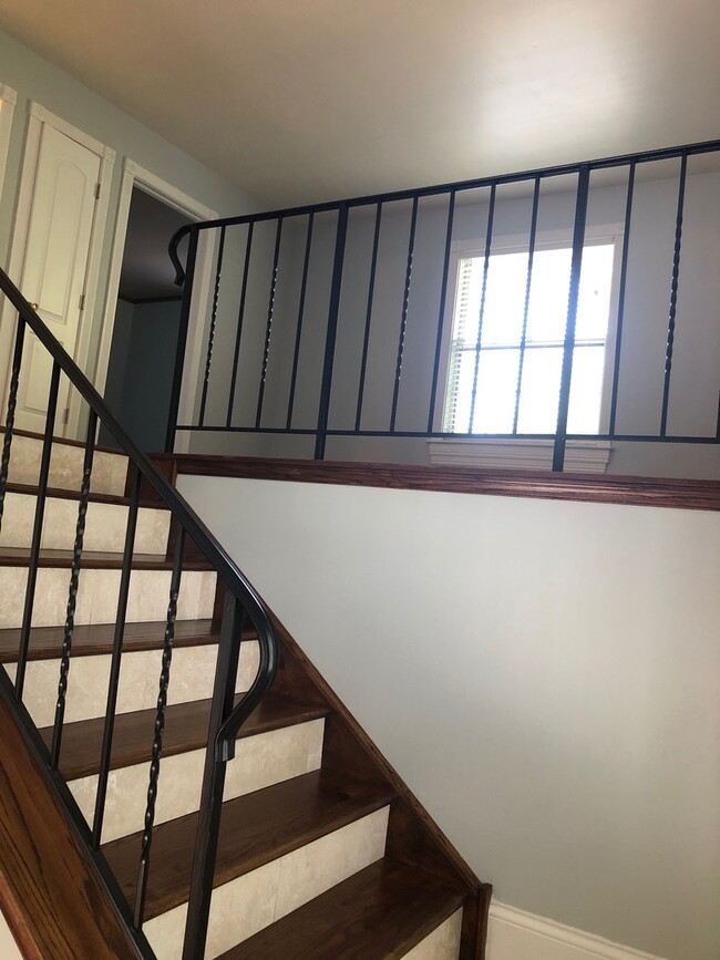 Building Photo - Addison,  Spacious 2 story Townhome on Cul...