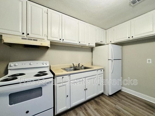 Building Photo - 5601 Belaire Dr