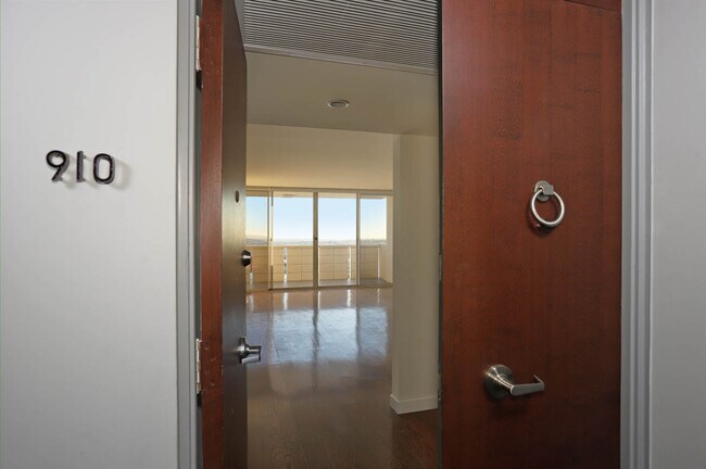 Foto del edificio - 8787 Shoreham Dr