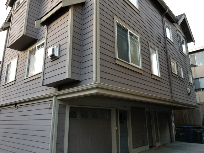 Building Photo - 8738 Phinney Ave N