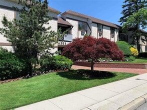 Building Photo - 530 Hudson Ave