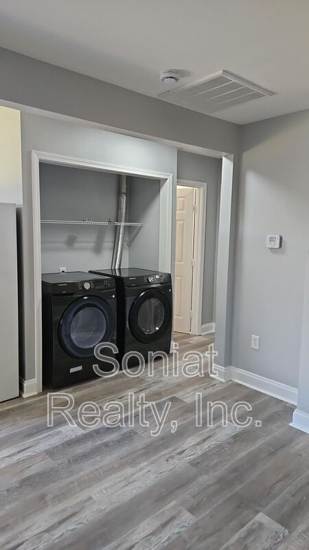 Building Photo - 924 Deslonde St