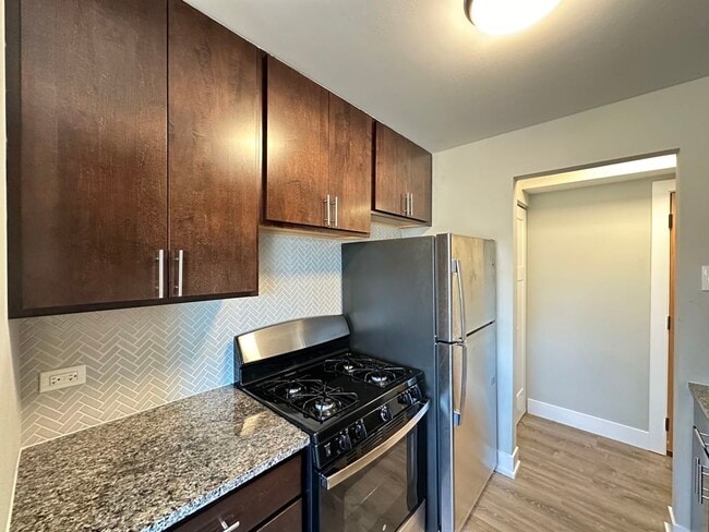 Building Photo - 533 W Surf St