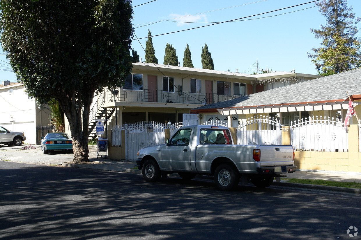 Building Photo - 721 Cedar