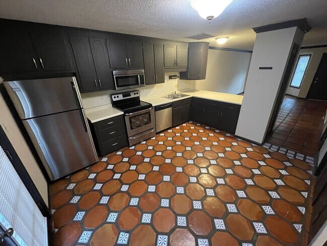 Foto del edificio - AVAILABLE FOR IMMEDIATE MOVE IN!