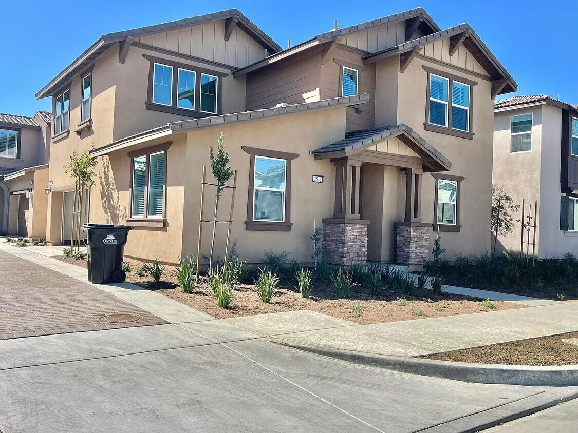 Primary Photo - 2542 Dolomite St