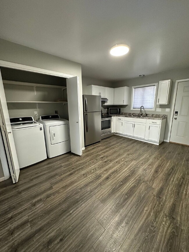 Foto del edificio - "Charming 2-Bed Sanctuary in Minot's Heart – 858 Sq Ft of Cozy Living!"