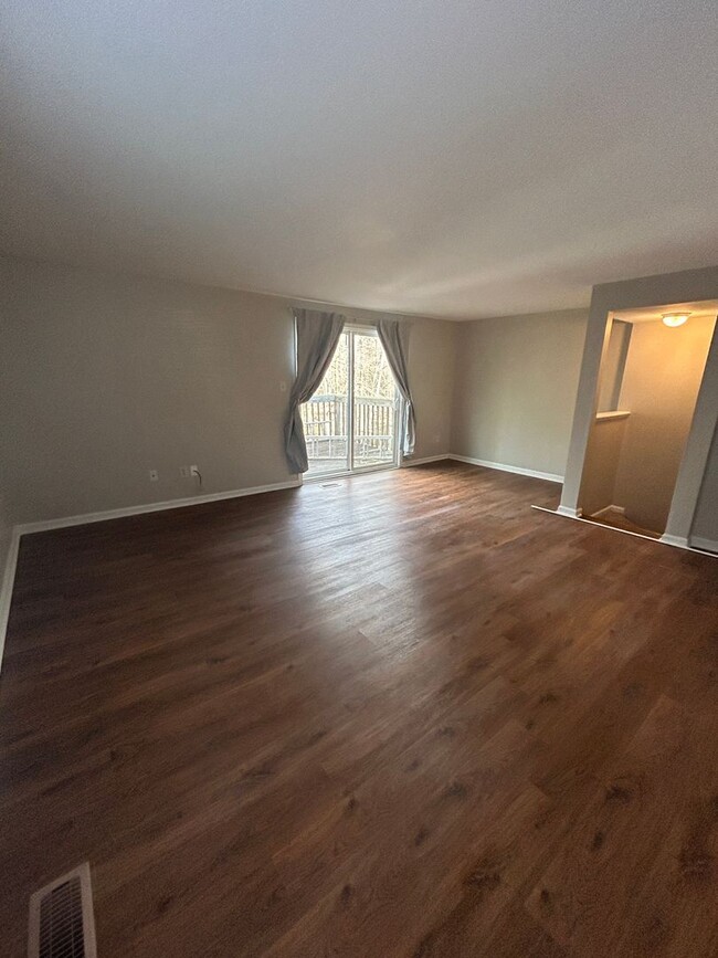 Building Photo - Spacious 3-Bedroom End-Unit Townhouse in P...