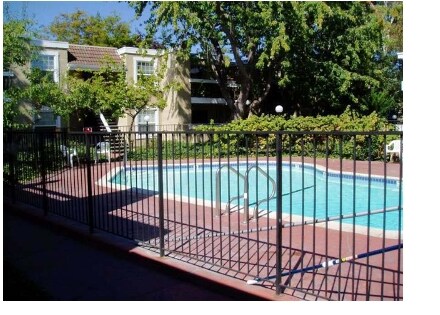 Piscina - Monterey Garden Apartments