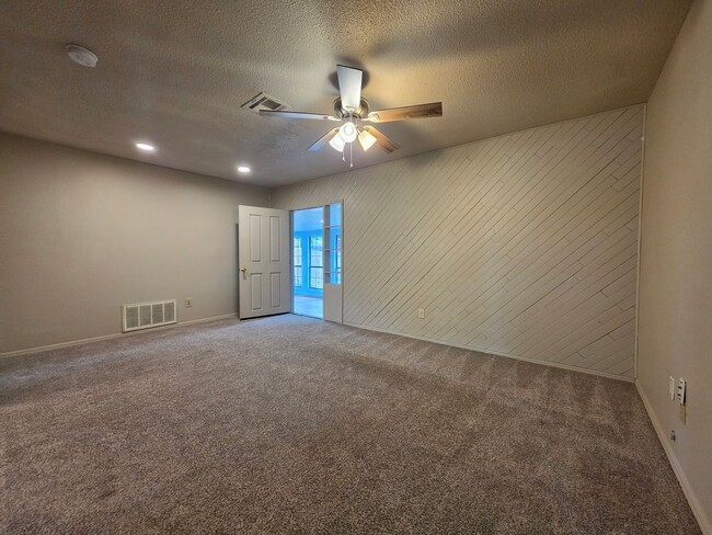 Building Photo - Cute 4 bedroom home in Shawnee