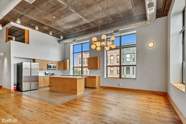 Building Photo - 2400 S Oakley Ave