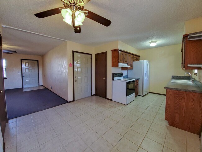 Foto del edificio - 3 Bed brick home in Tecumseh