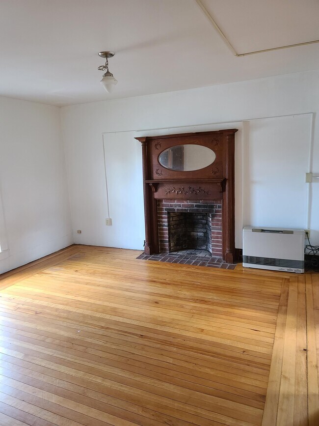 Building Photo - 312 S Craftsbury Rd