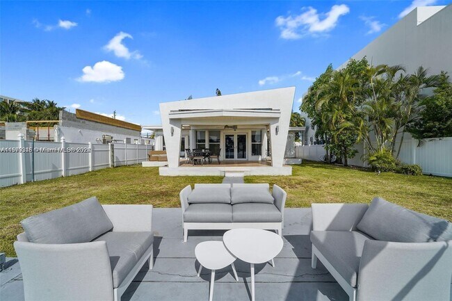 Foto del edificio - 7544 W Treasure Dr