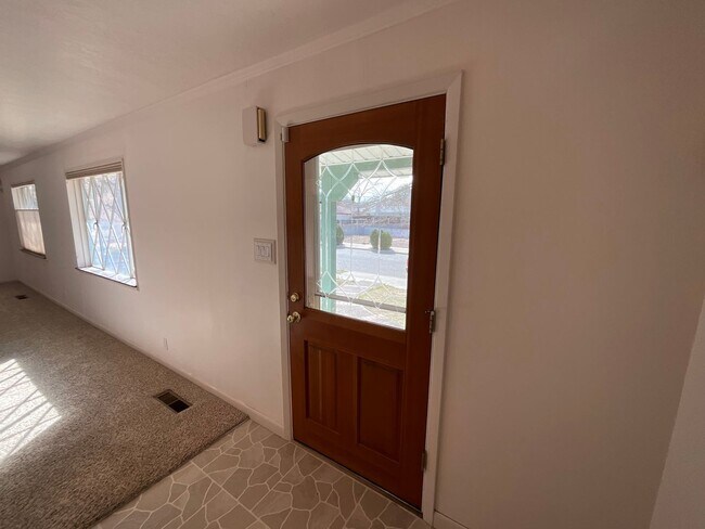 Foto del edificio - 4 Bedroom Home Available Near Louisiana Bl...