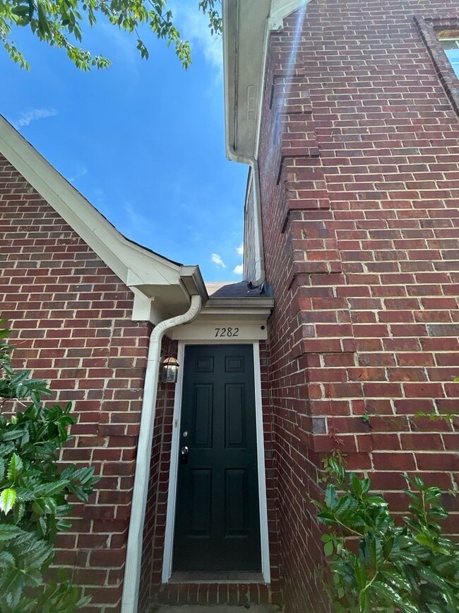 Building Photo - Cozy 3 bedroom/2 Bath townhome with vaulte...
