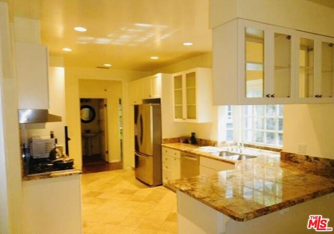 Foto del edificio - 818 N Beverly Glen Blvd