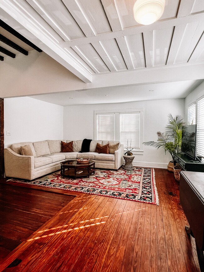 Building Photo - 33 Sheppard St. FOR RENT