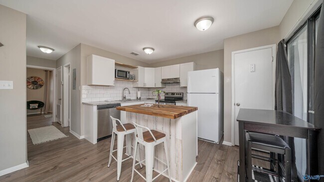 Building Photo - 2709 Lantern Walk SE