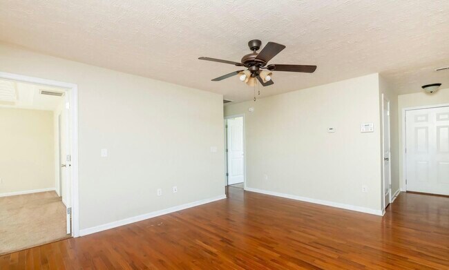 Building Photo - 15 Goldenrod Dr