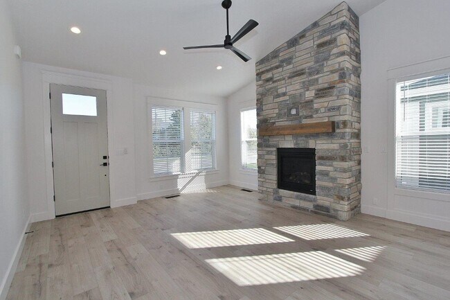 Building Photo - Immaculate Single-Level Patio Home