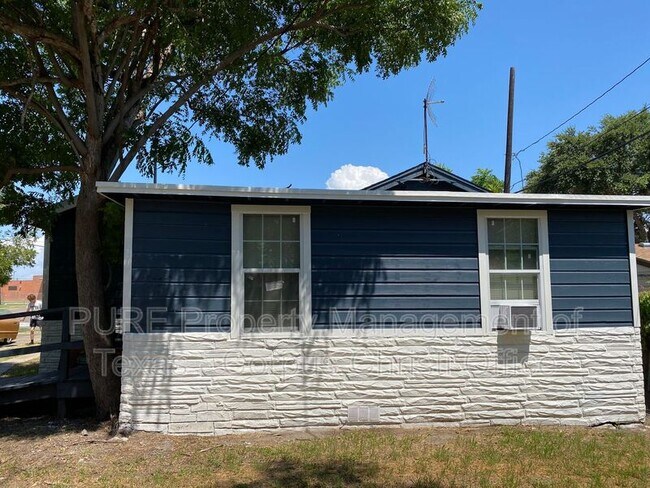 Building Photo - 458 Macleod Dr