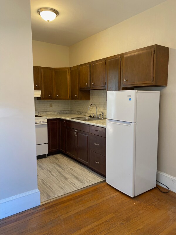 911 Carleton St Unit 4, Portland, ME 04102 Room for Rent in Portland