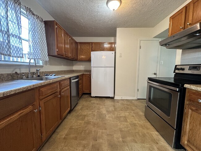 Foto del edificio - This end unit townhome offers convenience and comfort, situated close to Manassas Park.
