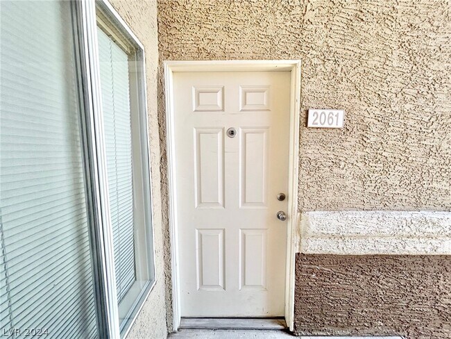 Foto del edificio - 8070 W Russell Rd