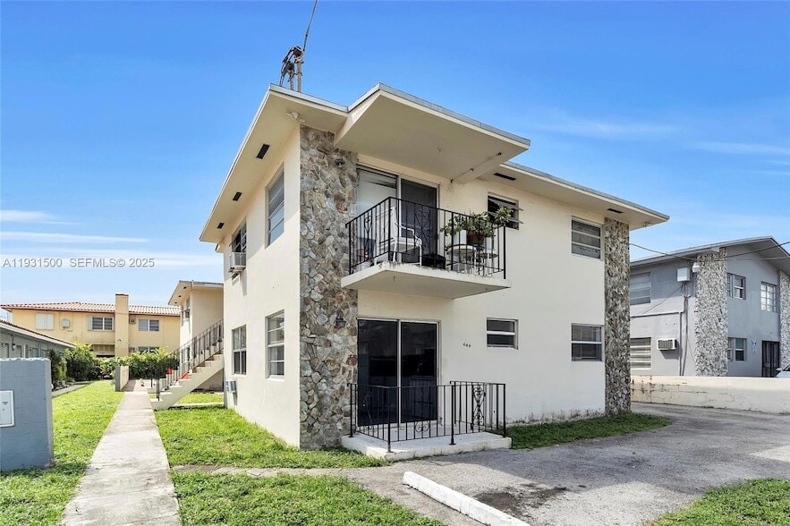 Foto del edificio - 644 SW 10th St