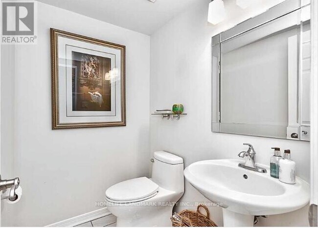 Building Photo - 2006 Glenada Crescent