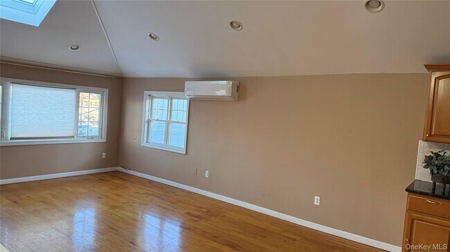 Foto del edificio - 87-30 Commonwealth Blvd