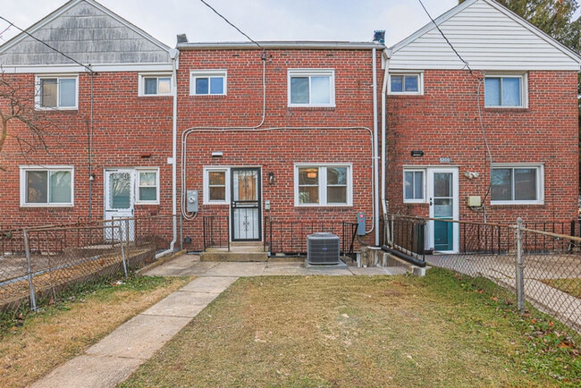 Foto del edificio - 3 Bedroom home Parkville with Parking