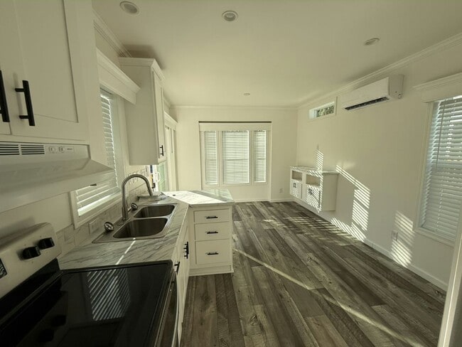 Building Photo - 11240 N Northwood Dr