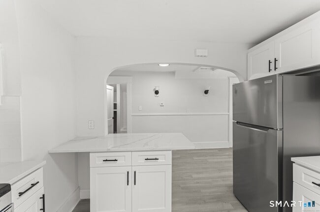 Building Photo - 541 Savin Ave