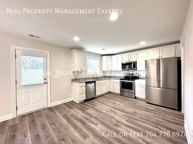 Building Photo - 544 Pitt St