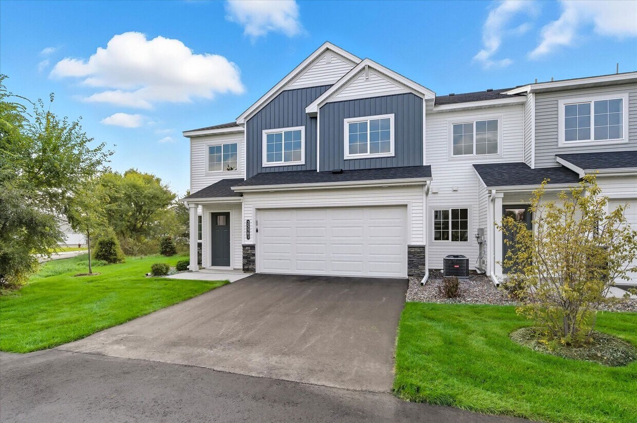 Foto principal - New construction end-unit townhome in Zimm...