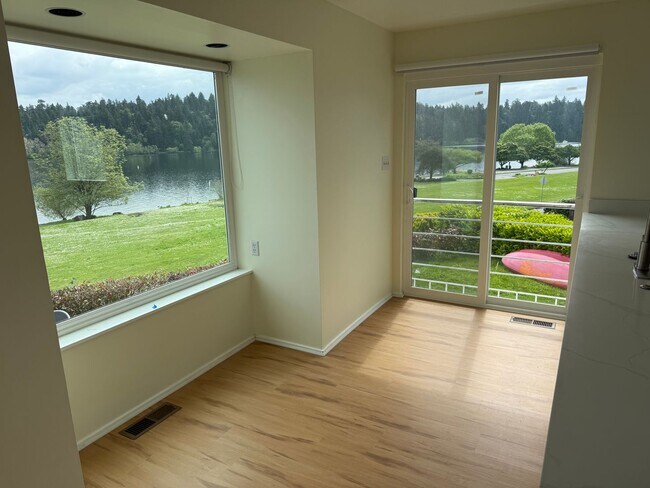 Foto del edificio - Lake Front House Seward Park