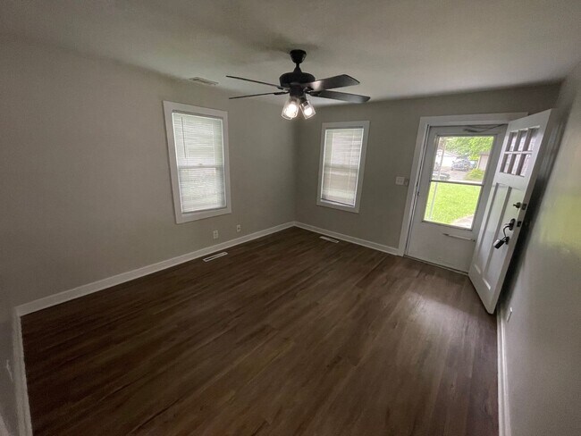 Building Photo - Remodeled 2 Bedroom Home Available in June