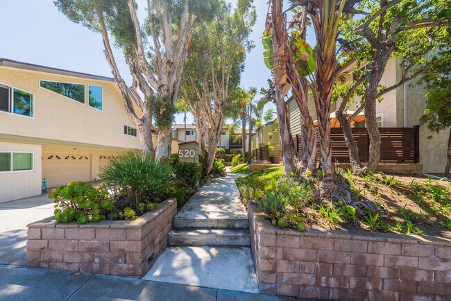 Building Photo - Beautiful remodeled 2 bed 2 bath townhome ...