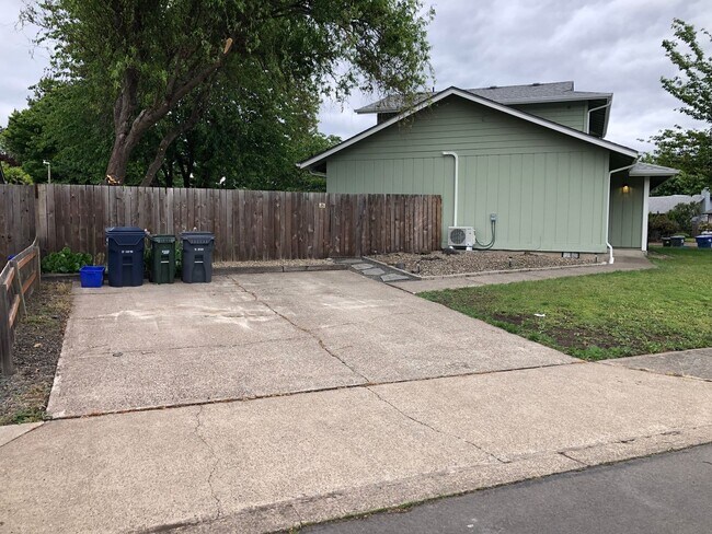Foto del edificio - Completely updated 3 bedroom 1 bath duplex!
