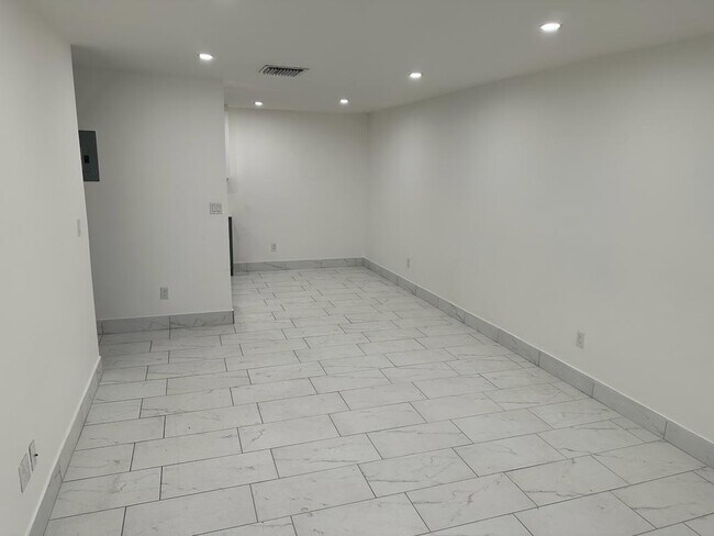 Building Photo - 4655 SW 33rd Ave
