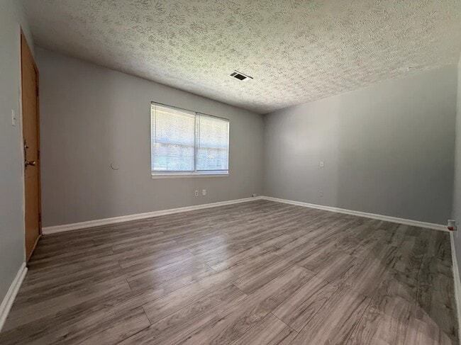 Building Photo - 4882 Valley Dale Ct SW