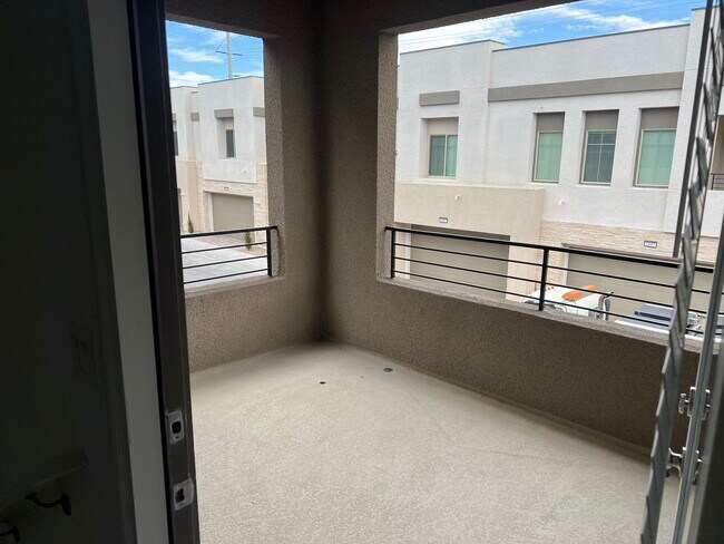 Foto del edificio - 600 N Carriage Hill Dr
