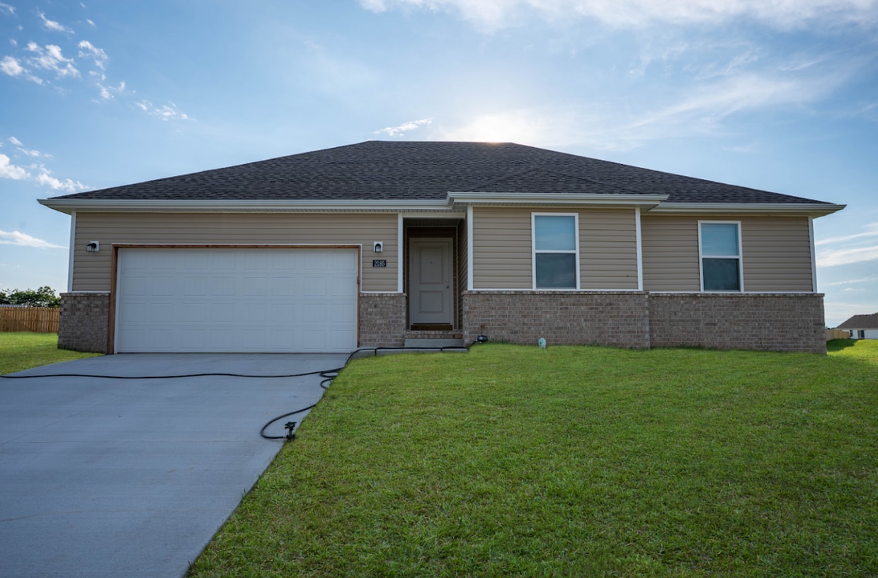 Primary Photo - Brand new 3 bedroom home in Bolivar, MO