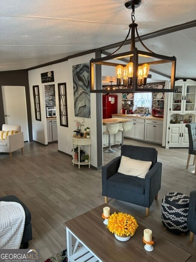 Foto del edificio - 215 Lynn Dr