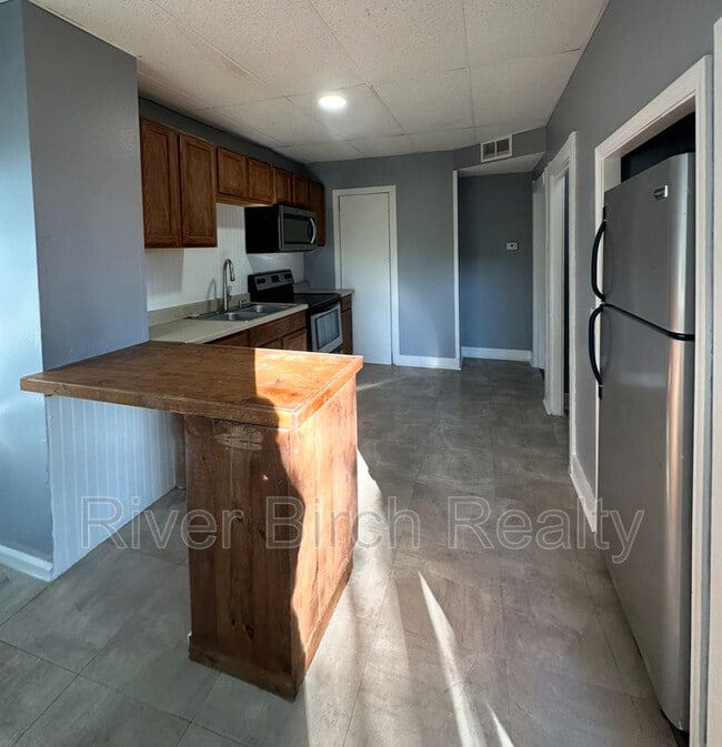 Building Photo - 613 S 5th St