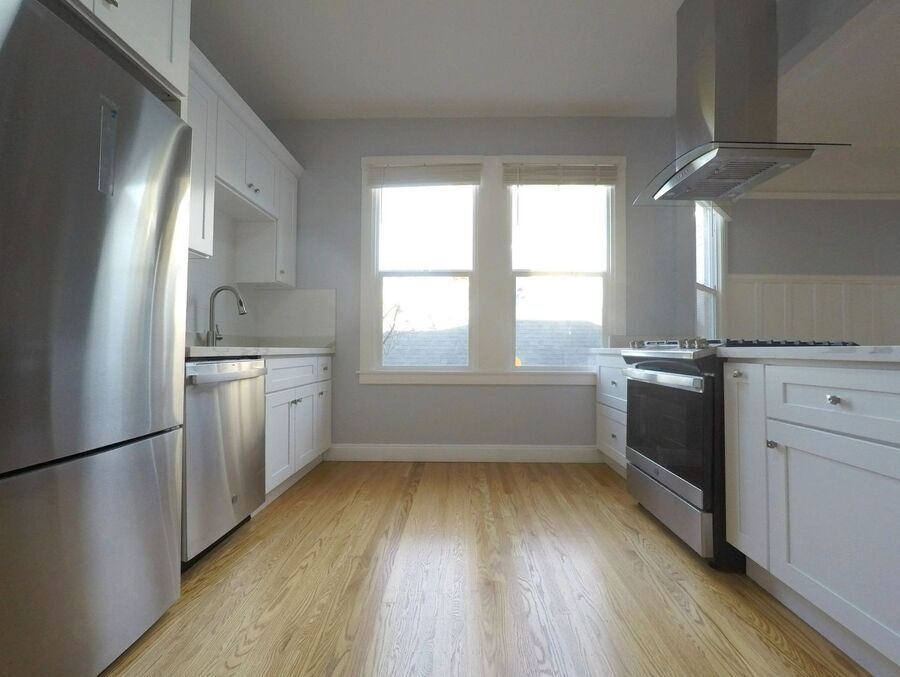 Foto principal - Remodeled 4BR/2BA w/ In-Unit Laundry & Mod...