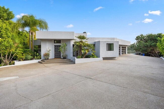 Foto del edificio - 5195 Del Mar Mesa Rd a Sanctuary of Luxury...