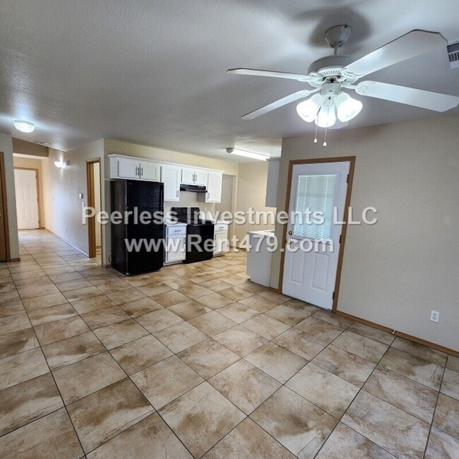 Building Photo - 844 Lariat St